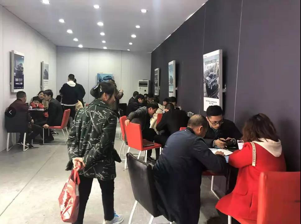 车展第二天,荆州广汽丰田展位始终人气爆棚,速